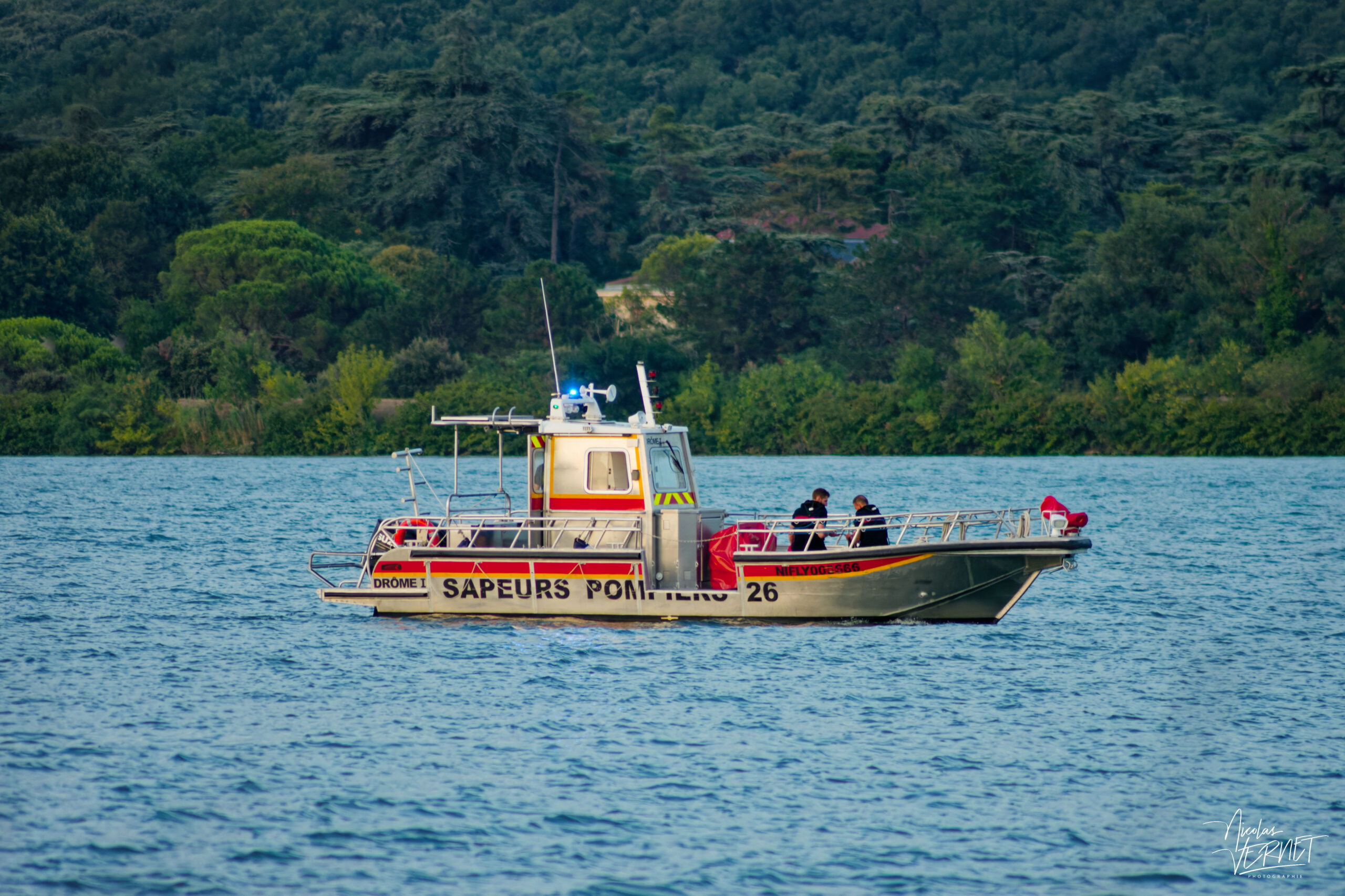 Bateau des pompiers (SDIS 26) surveillant la zone d'écopage sur le Rhône, Rochemaure (Ardèche)
