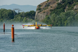 Canadair CL-415 (Pélican 39) de la Sécurité Civile en phase d'écopage sur le Rhône, Viviers (Ardèche)