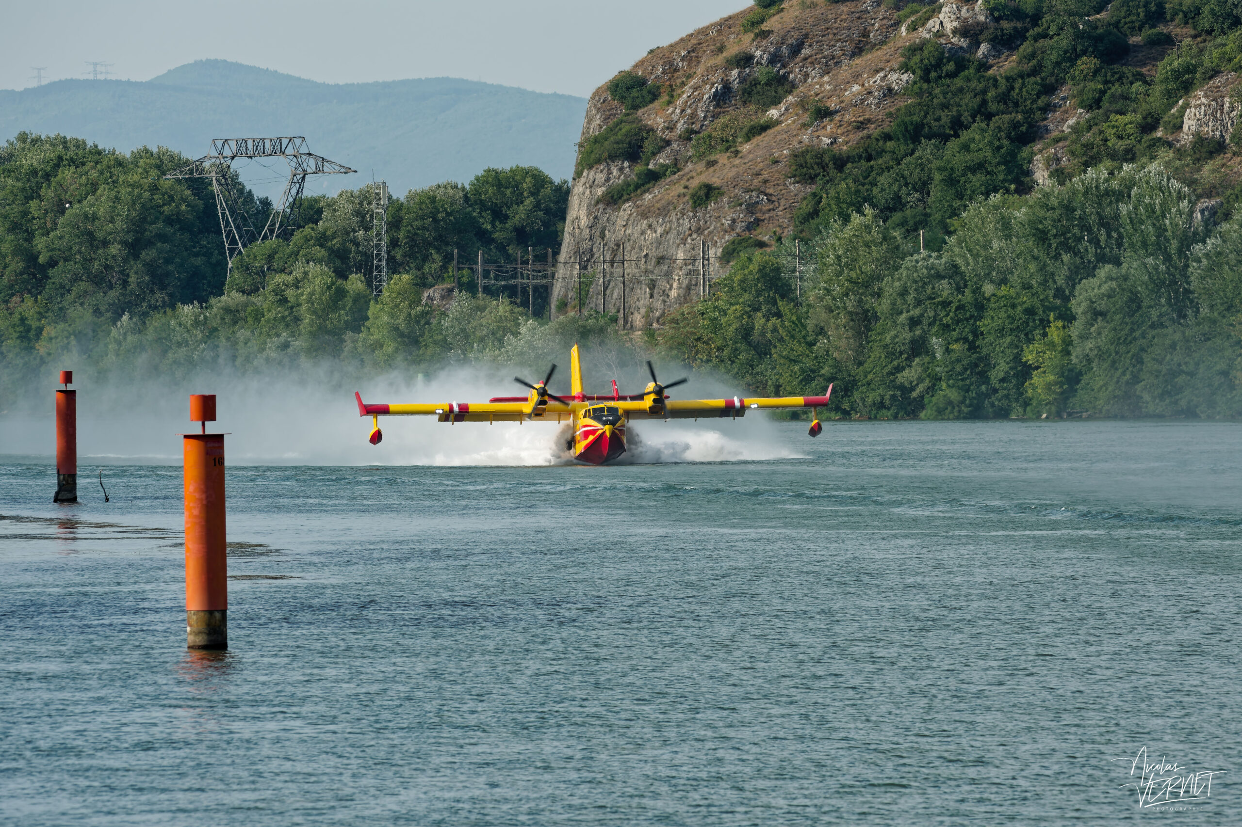 Canadair CL-415 (Pélican 39) de la Sécurité Civile en phase d'écopage sur le Rhône, Viviers (Ardèche)