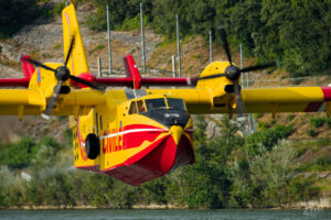 Canadair CL-415 (Pélican 39) de la Sécurité Civile redécollant au-dessus du Rhône, Viviers (Ardèche)