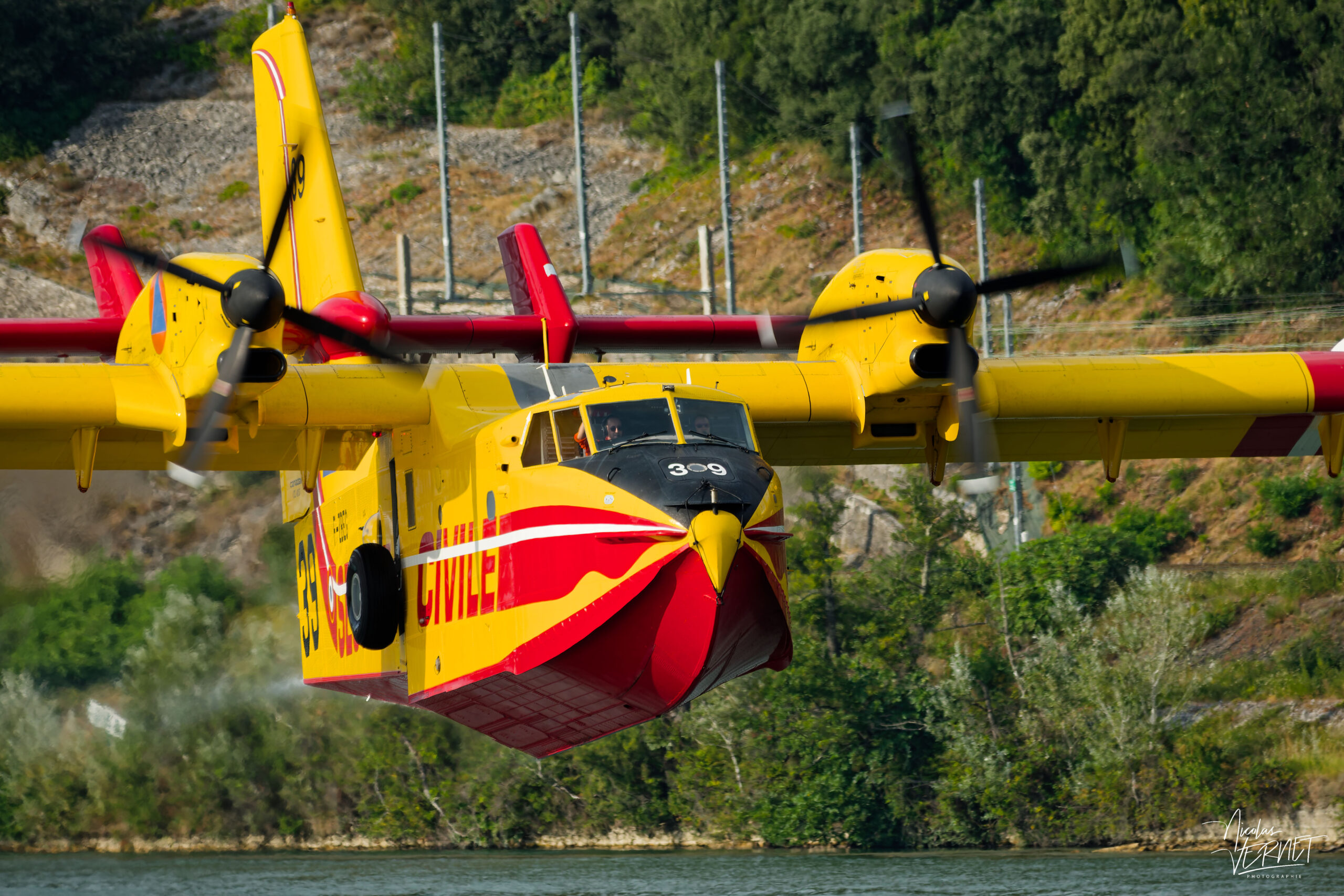 Canadair CL-415 (Pélican 39) de la Sécurité Civile redécollant au-dessus du Rhône, Viviers (Ardèche)