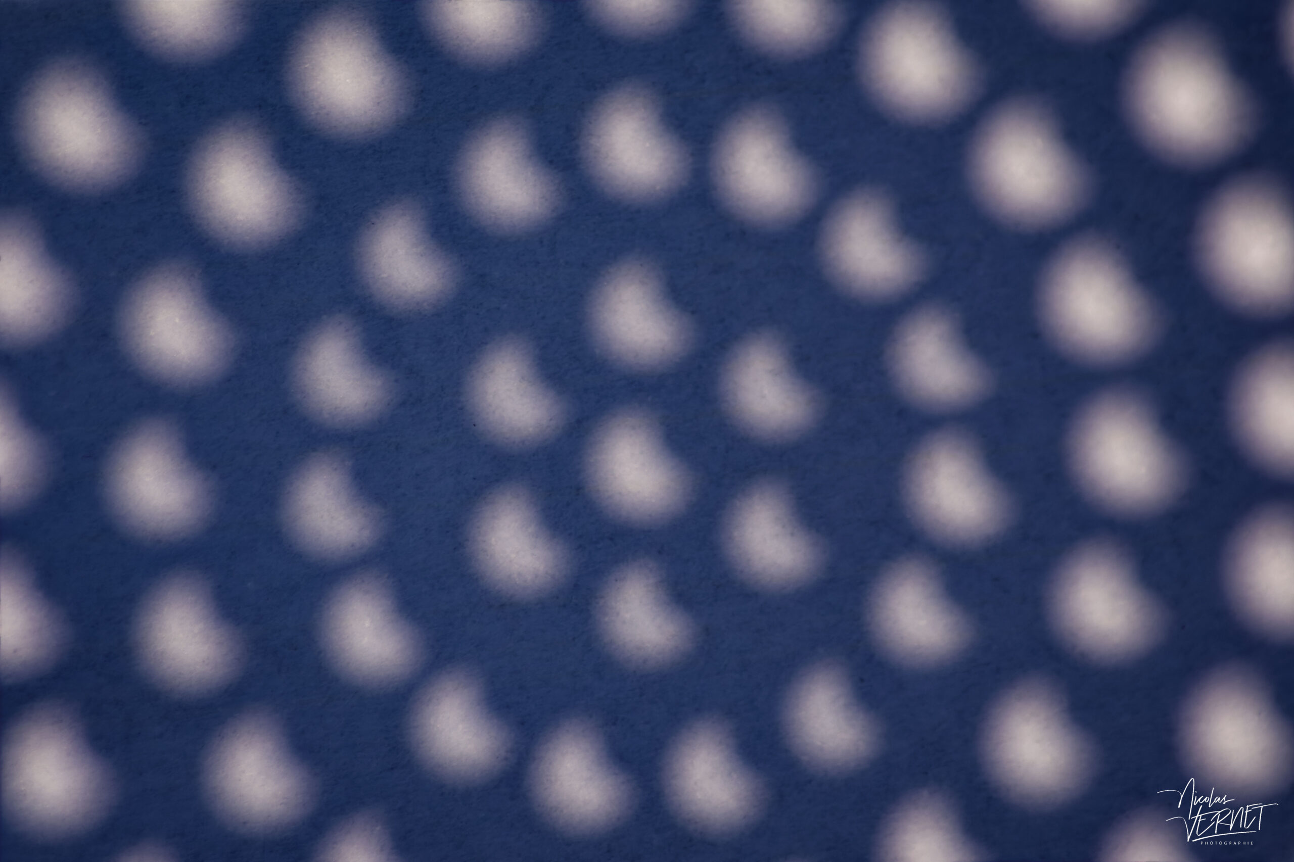 Projections de l'éclipse solaire du 12 août 2026 à travers une écumoire, Baix (Ardèche)