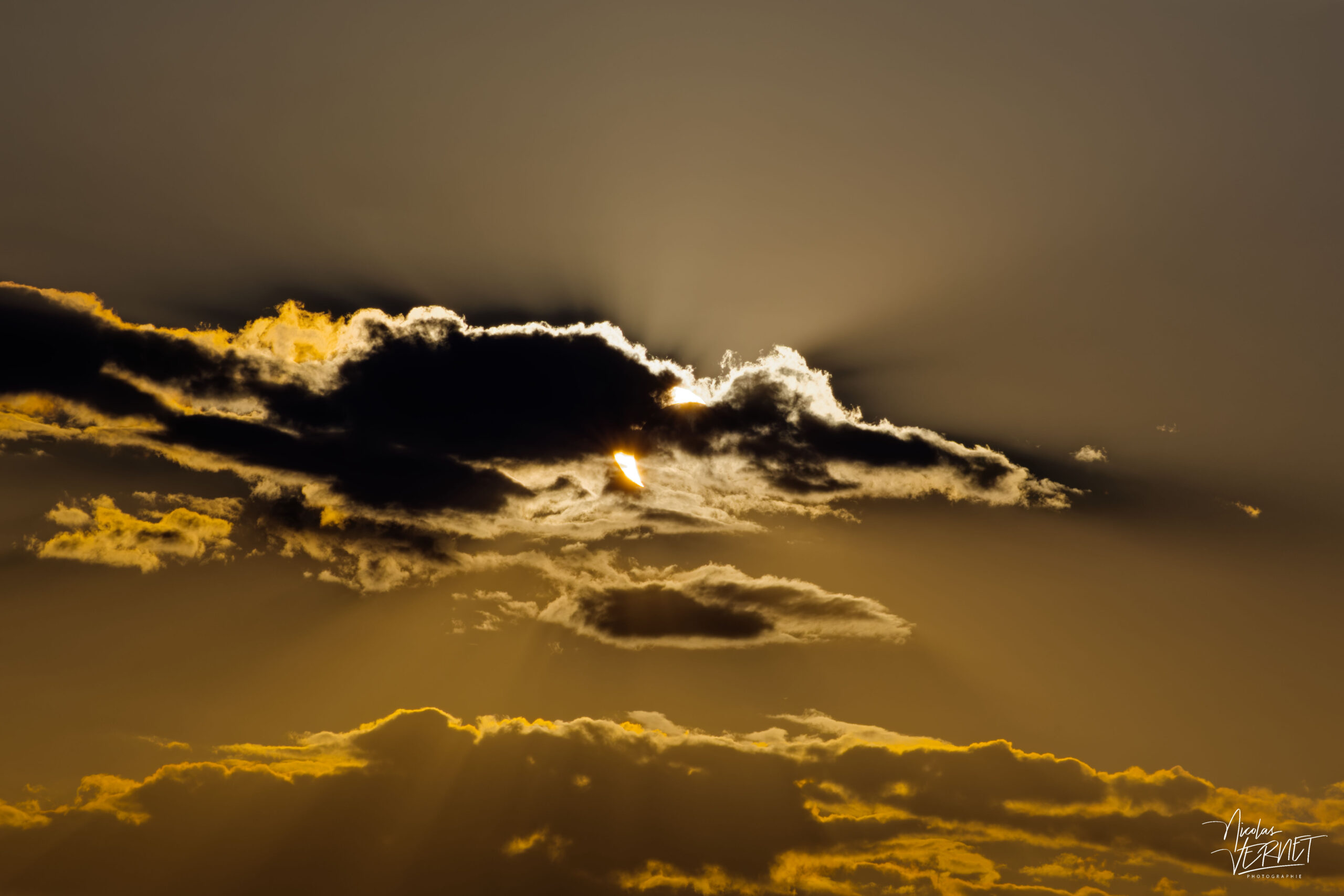 Éclipse solaire du 12 août 2026 à travers les nuages, Baix (Ardèche)