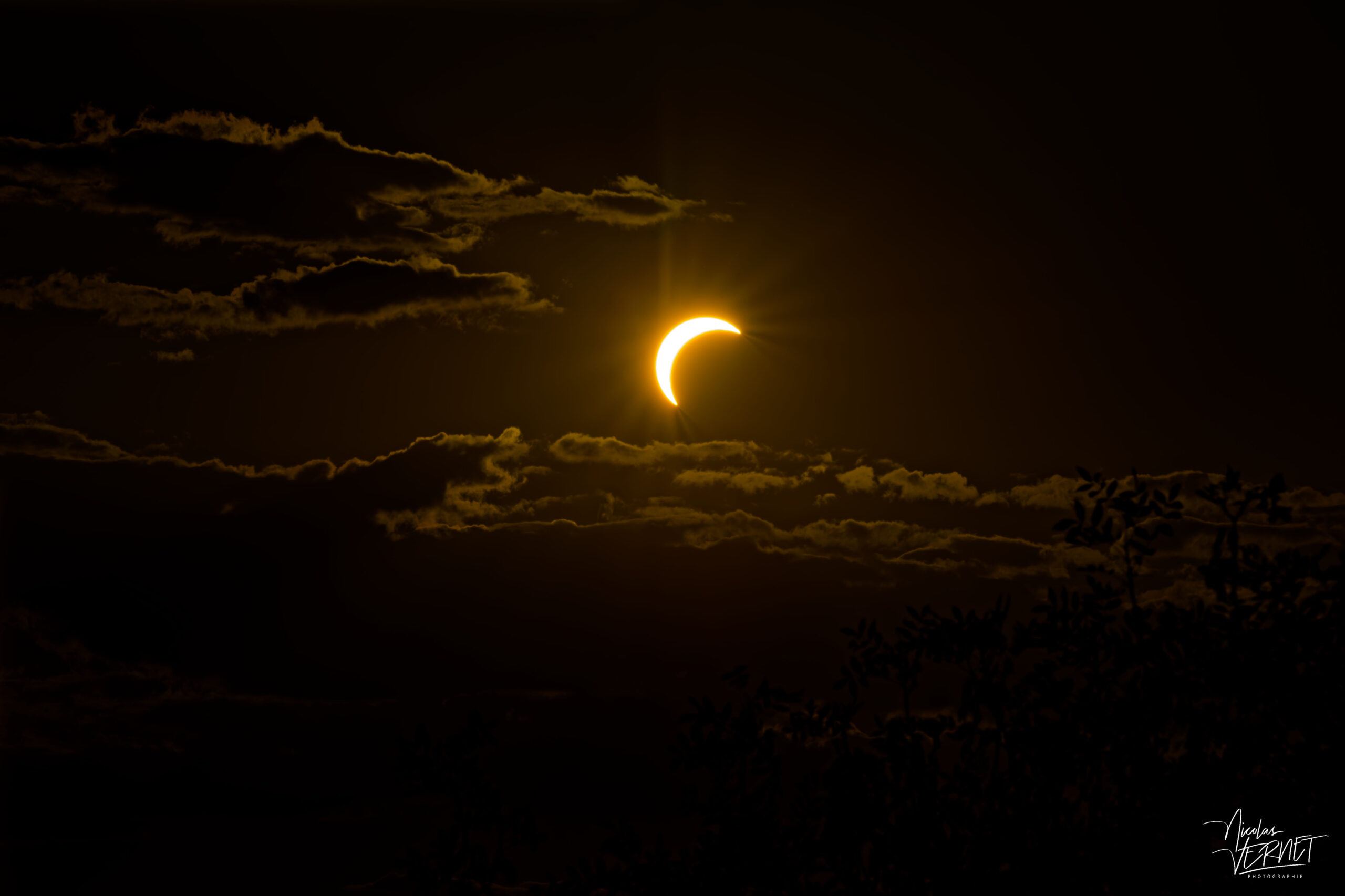 Éclipse solaire du 12 août 2026, croissant au dessus des nuages, Baix (Ardèche)