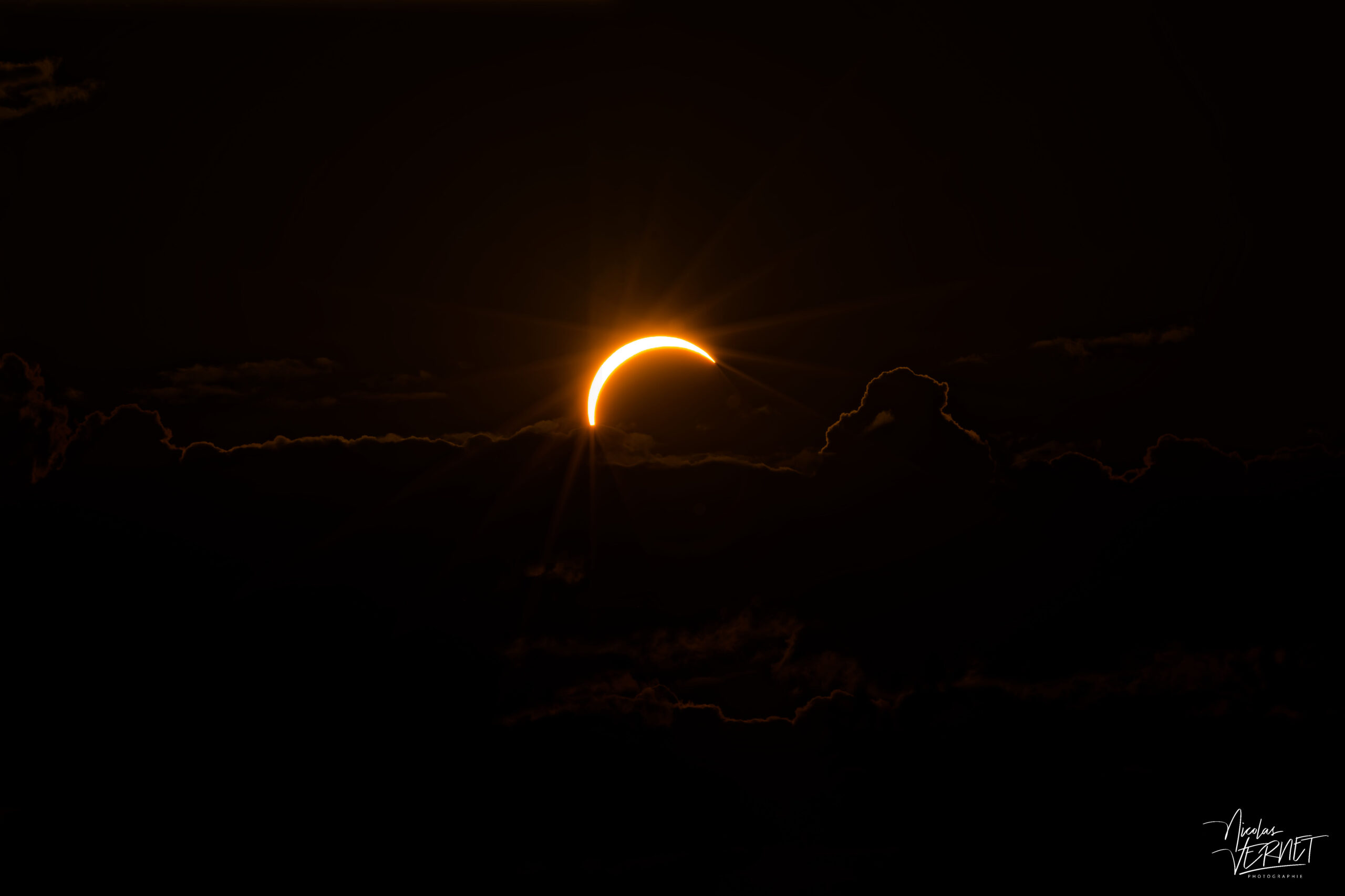 Éclipse solaire du 12 août 2026, croissant au dessus des nuages, Baix (Ardèche)