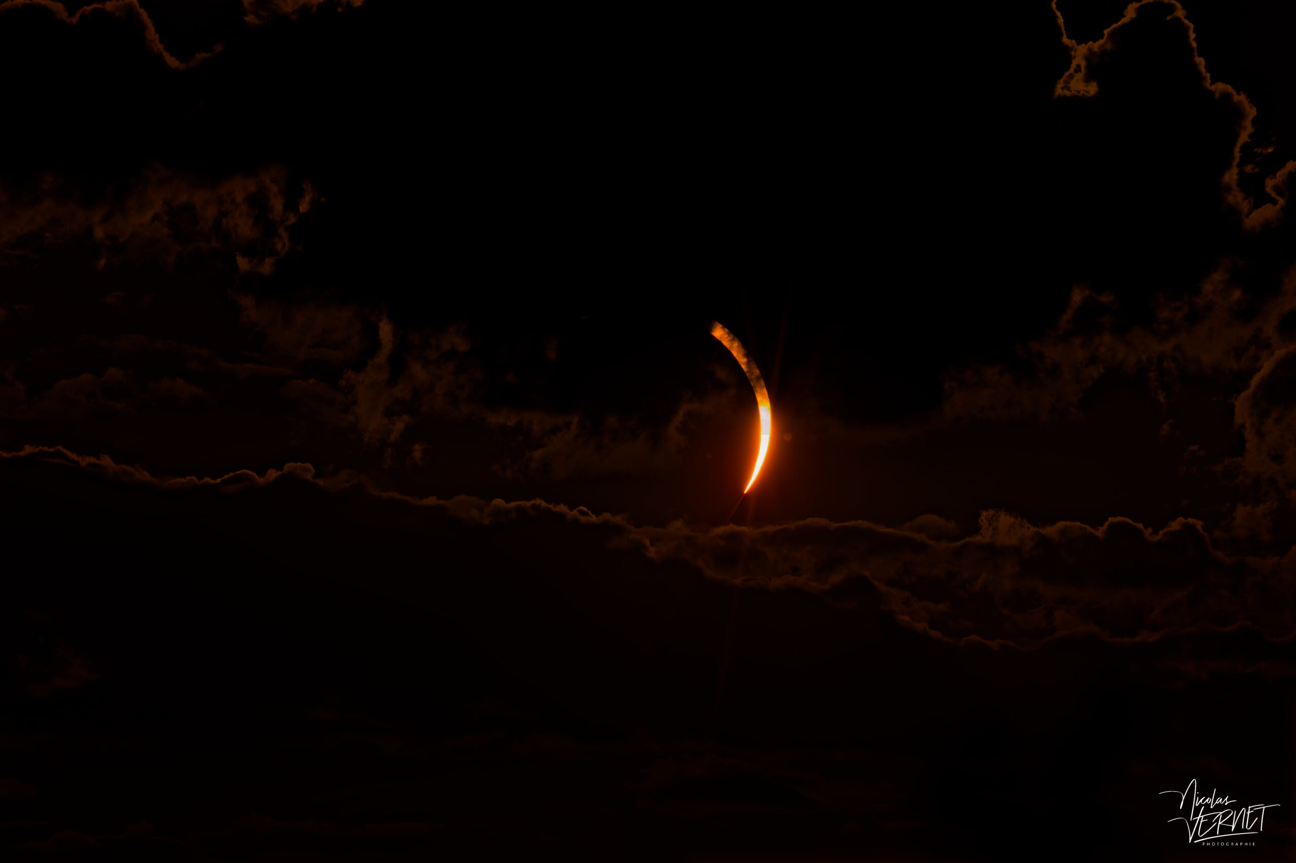 Éclipse solaire du 12 août 2026, croissant derrière les nuages, Baix (Ardèche)