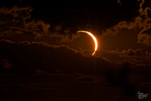 Éclipse solaire du 12 août 2026, fin croissant à travers les nuages, Baix (Ardèche)